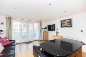 BOURNECOAST-SITUATED NEAR CLIFF TOP & BEACH-FM2872