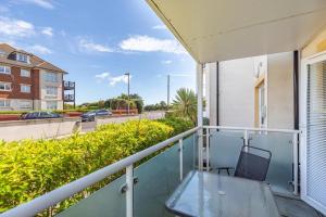 PENRITH APARTMENT by BOURNECOAST - Perfectly Positioned Apartment for Beach Lovers Near the Clifftop with Patio and Parking - FM2872