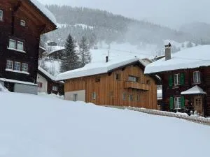 Yeti Lodge - Tschamut