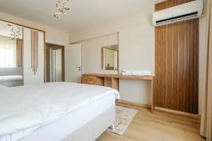 Deluxe King Suite MAI35