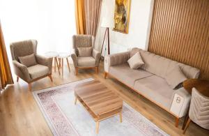 Deluxe King Suite MAI35