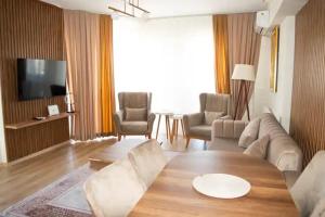 Deluxe King Suite MAI35