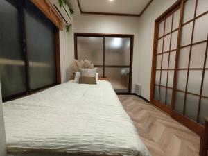 12全新装修 5室1厅2浴室2卫生间 设施齐全 最大12人 5 rooms 1dining room 2 bathrooms 2toilets Max 12P 免费无线网络