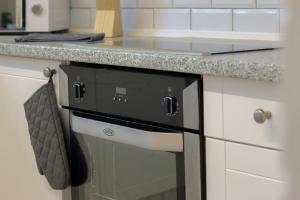 Leconfield Close - Comfy house and free parking