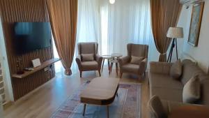 Deluxe King Suite MAI21