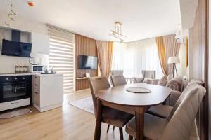 Deluxe King Suite MAI21