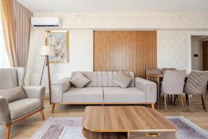 Deluxe King Suite MAI21