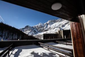 WHISPERING PINES LODGE Mountain view apartment with ski-in access