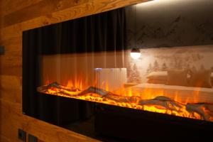 WHISPERING PINES LODGE Mountain view apartment with ski-in access