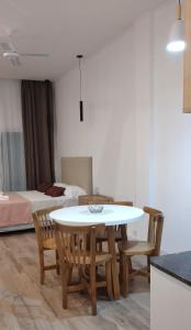 Monoambiente céntrico con cochera Aloj URQUIZA D2