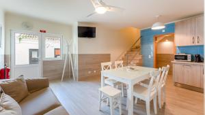 Modern 3 BDR Duplex House with Terrace by LovelyStay