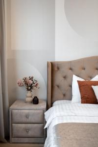 Sunny 2BR Large Flat - Amzei Square