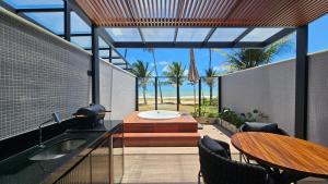 Loft com hidromassagem frente mar e pé na areia