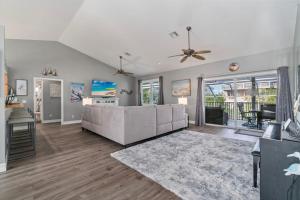 Villa Loriann, Waterfront 4 Bedroom Pool Home with Boat Dock, Sleeps 8