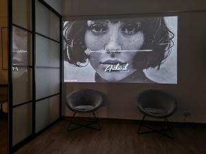 Central Apartment with Home Cinema & Work Space