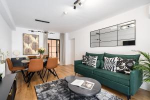 Sunny 2BR Large Midtown Flat - 3 Superb Balconies