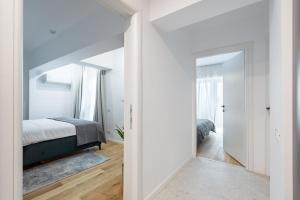 Sunny 2BR Large Midtown Flat - 3 Superb Balconies