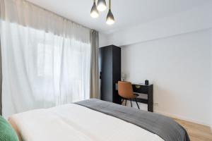 Sunny 2BR Large Midtown Flat - 3 Superb Balconies