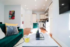 Luxury Battersea 2 Bed - 2min walk from Station