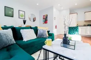 Luxury Battersea 2 Bed - 2min walk from Station - London