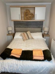 3 bed Caravan - Sleeps 8 - Pets - Parking