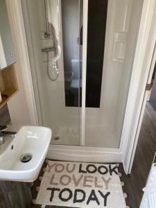 3 bed Caravan - Sleeps 8 - Pets - Parking