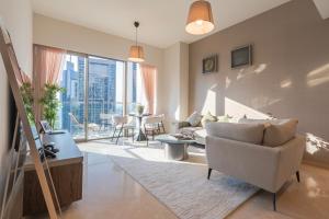 Downtown Luxury - Elegant 1-Bedroom Apartment - 5 Minutes Walk to Dubai Mall
