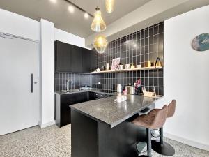 Gorgeous, secure, brand new, stylish- central-Pool