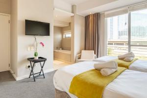 V &A waterfront Canals Aircon Wrap around balcony