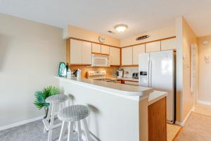 8 Mi to Beach Bayfront Ocean City Condo with Deck