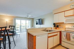 8 Mi to Beach Bayfront Ocean City Condo with Deck