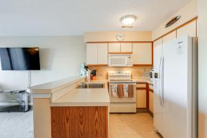 8 Mi to Beach Bayfront Ocean City Condo with Deck