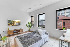 20 MIN to Manhattan! 2BR Luxurious Comfy & Spotless