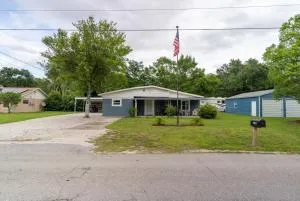 Cozy Renovated Retreat with Tranquil Outdoors - 阿勃卡