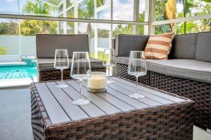 The Key House Large Pool & Backyard