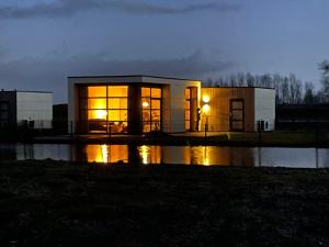 Marina Strandbad Chalet Aan het Water mit Zaun Haus Nr 134