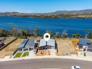 Austins Ferry Haven Modern Waterfront Retreat