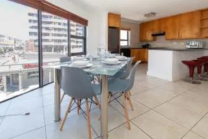 Spacious 1 Bedroom Apartment, Atlantica, Seapoint - 开普敦
