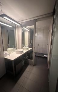Aloft, Guest room, 1 King room in Aloft Newport on the Levee