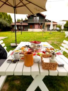 Double Room with Balcony (2 Adults + 1 Child) room in La Casa Verde Bungalows