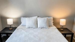 10 Min to Downtown - Pet-friendly, TV with Parking