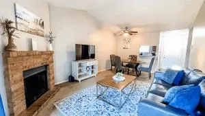 10 Min to Downtown! Fast commute and Pet-friendly with Smart TV and Parking - Mathis