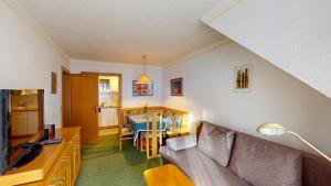 One-Bedroom Apartment with Balcony and Mountain View   room in Pension Bräuhaus