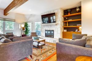 Modern Fischer House with Deck, Fire Pit and Hot Tub!