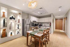 Luxurious 1BR with canal & Burj Khalifa view!