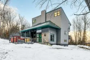11 Mi to Sugarbush Eclectic Ski House with Hot Tub! - Roxbury