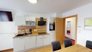One-Bedroom Apartment with Balcony and Mountain View   room in Pension Bräuhaus