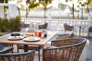 March Hotel & Suite Riverside