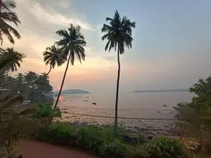 GS Home on the bay -Luxurious Super Sea & forest view 2nd floor 720 glass studio apartment - Siolim