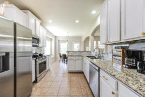 Elegant Retreat at Katy Houston, 2330 sf, 4 Bedroom 2 and Half Baths, Game Room, King Bed, BBQ, Located near Katy Asian Town, Typhoon Waterpark